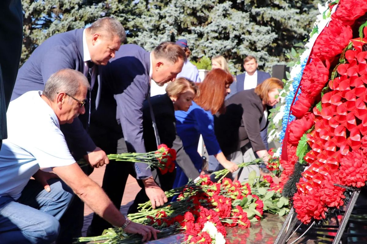 Депутаты городской Думы почтили память отдавших свои жизни за Родину Депутаты городской Думы почтили память отдавших свои жизни за Родину