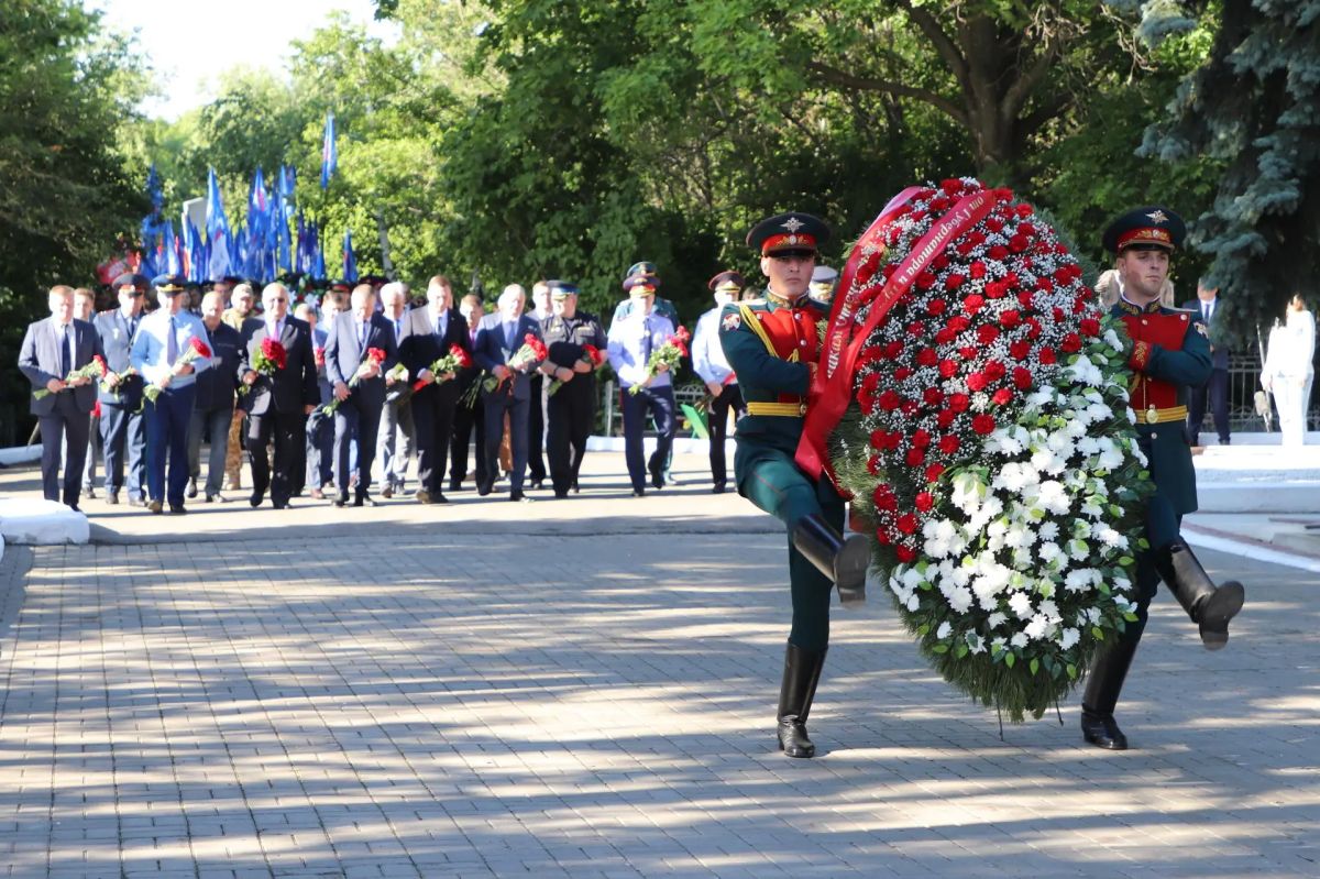 Депутаты городской Думы почтили память отдавших свои жизни за Родину Депутаты городской Думы почтили память отдавших свои жизни за Родину