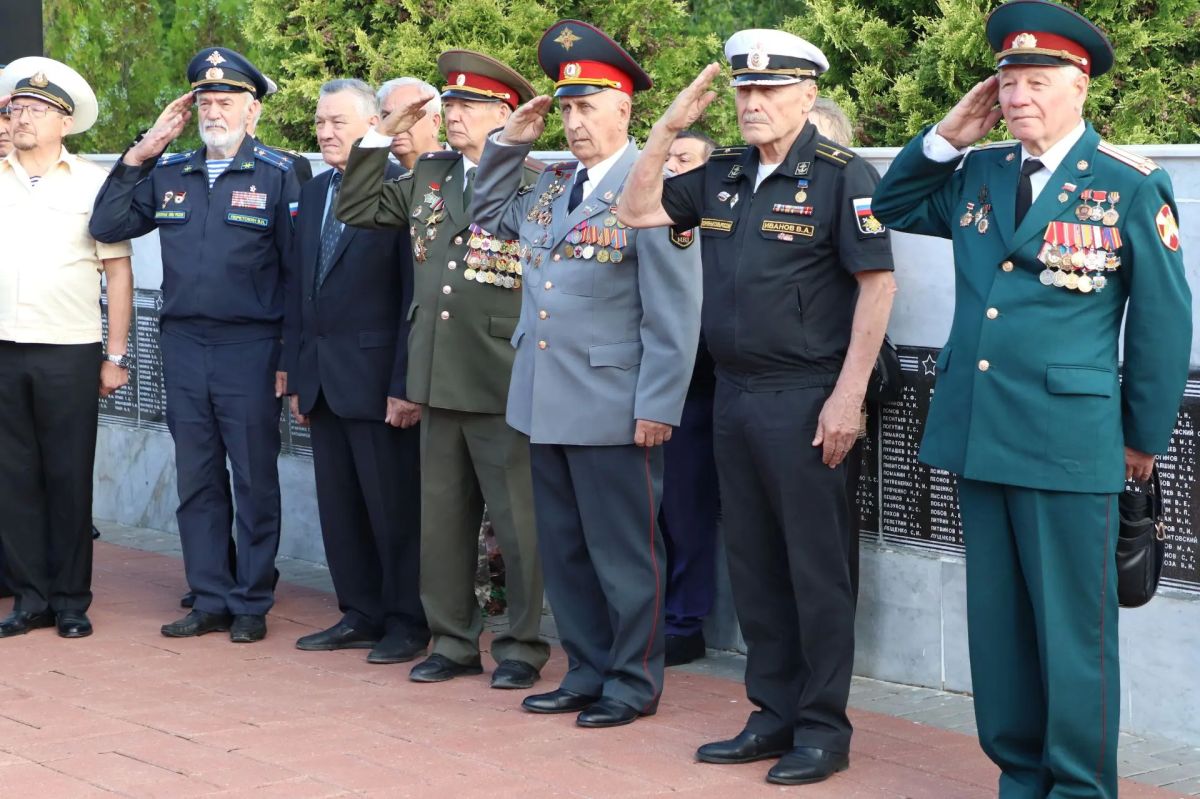 Депутаты городской Думы почтили память отдавших свои жизни за Родину Депутаты городской Думы почтили память отдавших свои жизни за Родину