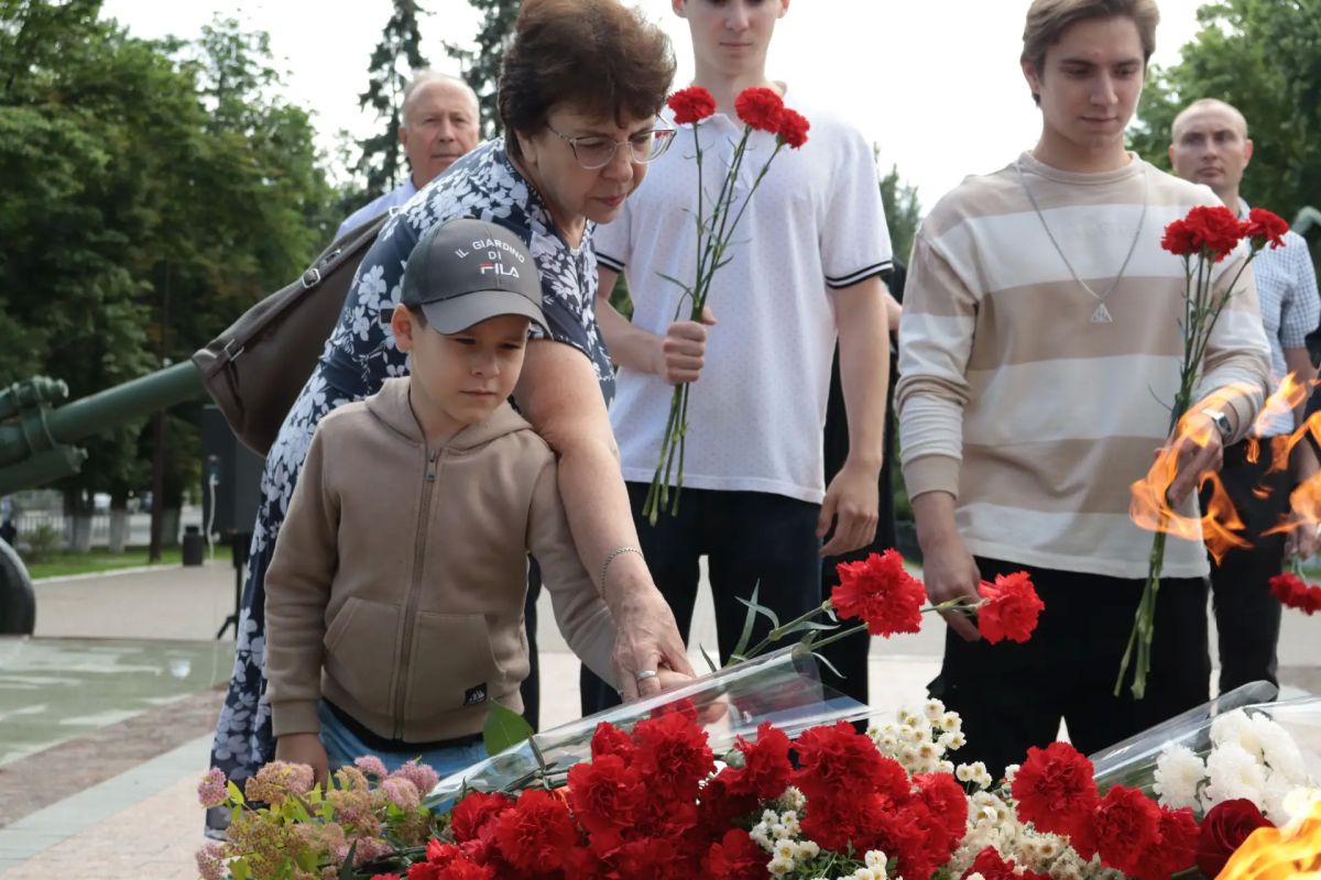 В день памяти и скорби балаковцы возложили цветы В день памяти и скорби балаковцы возложили цветы