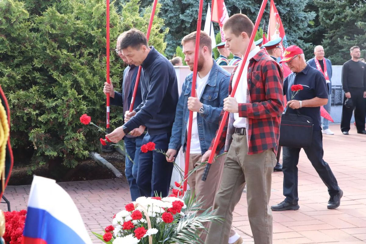 Депутаты городской Думы почтили память отдавших свои жизни за Родину Депутаты городской Думы почтили память отдавших свои жизни за Родину