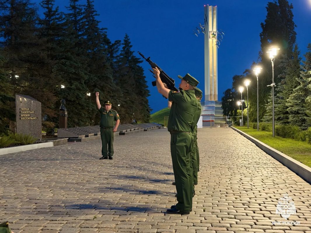 Сотрудники МЧС России приняли участие в Дне памяти и скорби Сотрудники МЧС России приняли участие в Дне памяти и скорби
