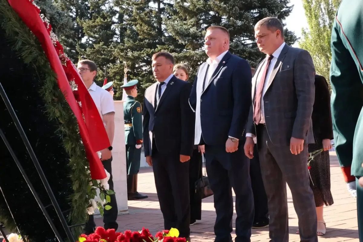 В День памяти и скорби депутаты Саратовской областной Думы во главе со спикером Алексеем Антоновым возложили цветы к Вечному огню в Парке Победы и к памятнику «Воину-освободителю» на Воскресенском кладбище В День памяти и скорби депутаты Саратовской областной Думы во главе со спикером Алексеем Антоновым возложили цветы к Вечному огню в Парке Победы и к памятнику «Воину-освободителю» на Воскресенском кладбище