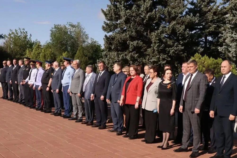 В День памяти и скорби депутаты Саратовской областной Думы во главе со спикером Алексеем Антоновым возложили цветы к Вечному огню в Парке Победы и к памятнику «Воину-освободителю» на Воскресенском кладбище В День памяти и скорби депутаты Саратовской областной Думы во главе со спикером Алексеем Антоновым возложили цветы к Вечному огню в Парке Победы и к памятнику «Воину-освободителю» на Воскресенском кладбище