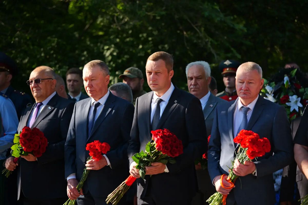 "Саратов помнит": в Парке Победы на рассвете зажгли "свечи памяти" "Саратов помнит": в Парке Победы на рассвете зажгли "свечи памяти"