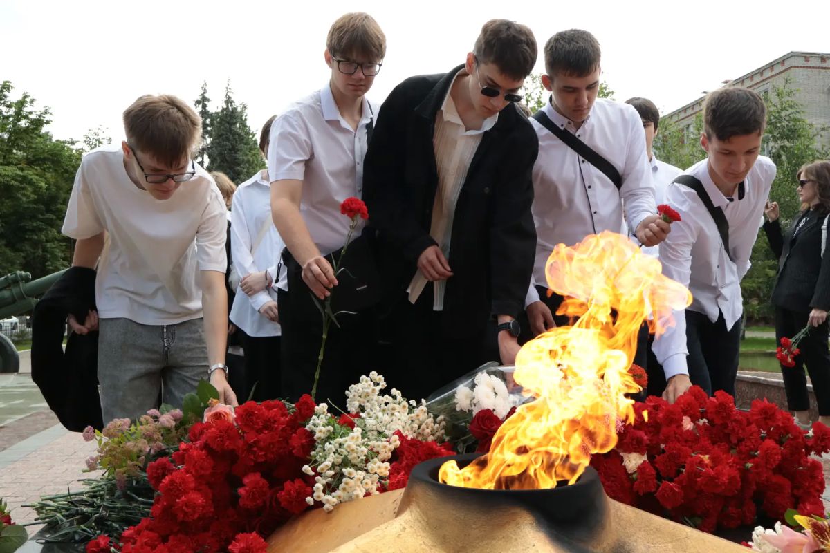 В день памяти и скорби балаковцы возложили цветы В день памяти и скорби балаковцы возложили цветы