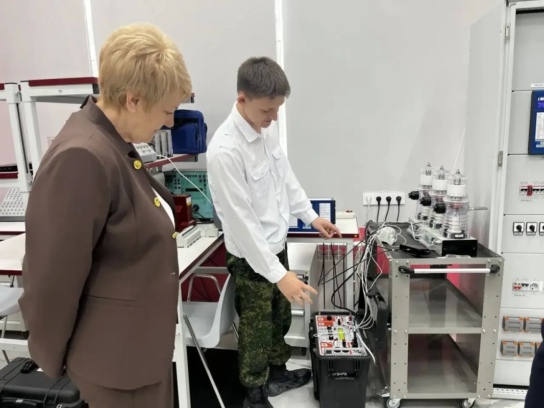 В Балаково посетила Губернаторский колледж, где ознакомилась с материально-технической базой учреждения и пообщалась со студентами и преподавателями В Балаково посетила Губернаторский колледж, где ознакомилась с материально-технической базой учреждения и пообщалась со студентами и преподавателями