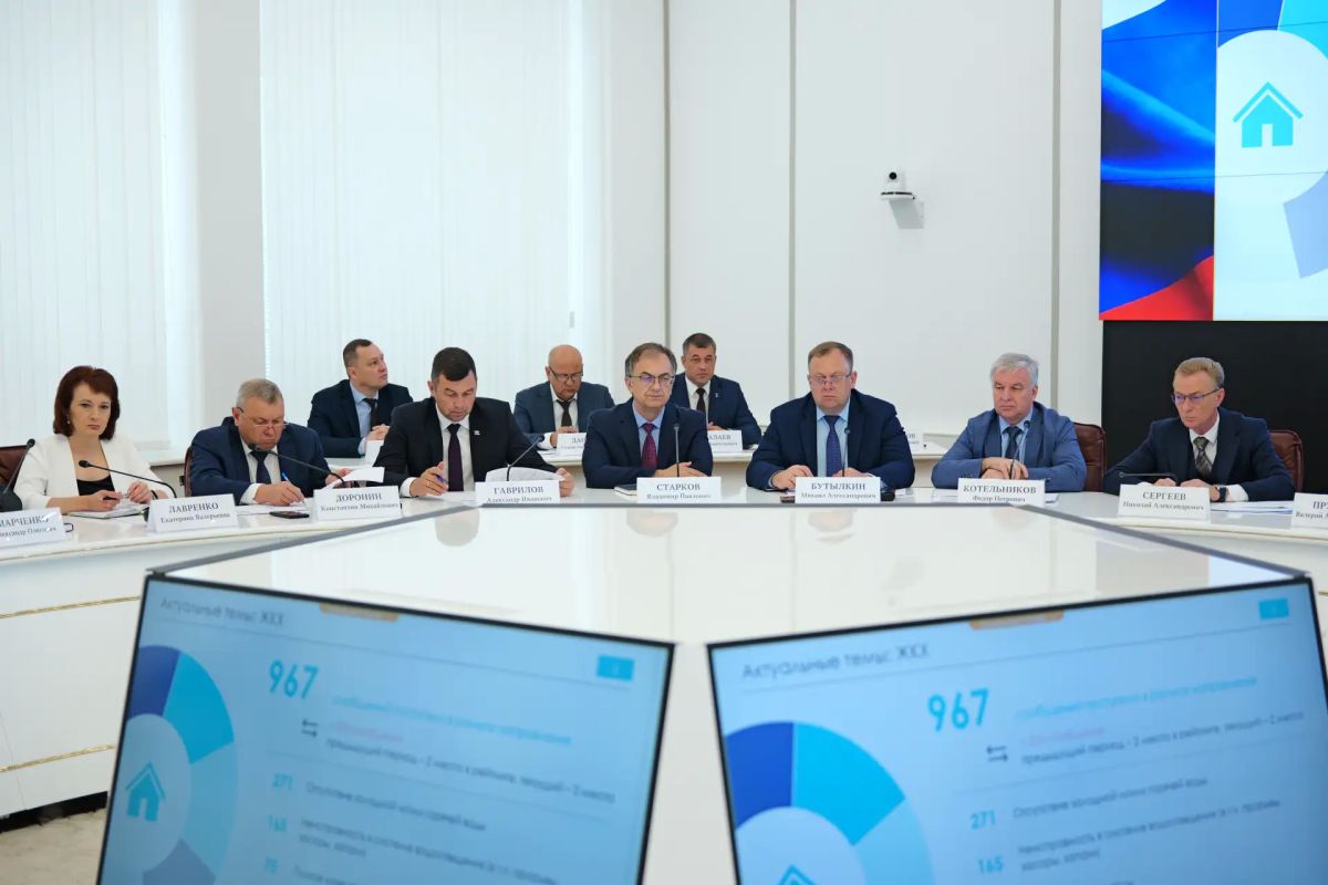 Губернатор Саратовской области Роман Бусаргин провел постоянно действующее совещание с зампредами Правительства, министрами и руководителями ведомств, а также главами районов Губернатор Саратовской области Роман Бусаргин провел постоянно действующее совещание с зампредами Правительства, министрами и руководителями ведомств, а также главами районов