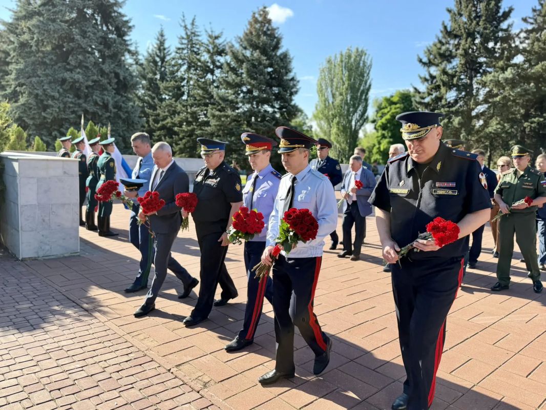 В День памяти и скорби руководитель и сотрудники следственного управления почтили память павших в годы Великой Отечественной войны В День памяти и скорби руководитель и сотрудники следственного управления почтили память павших в годы Великой Отечественной войны