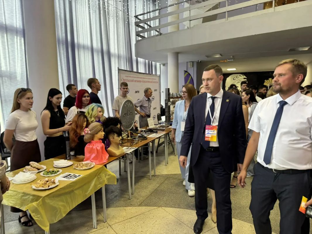 Сегодня вместе с председателем комитета молодёжной политики Саратовской области Ангелиной Беловицкой и председателем Собрания депутатов ЭМР Юлией Таушанковой принял участие в торжественном мероприятии, посвященном Дню... Сегодня вместе с председателем комитета молодёжной политики Саратовской области Ангелиной Беловицкой и председателем Собрания депутатов ЭМР Юлией Таушанковой принял участие в торжественном мероприятии, посвященном Дню...