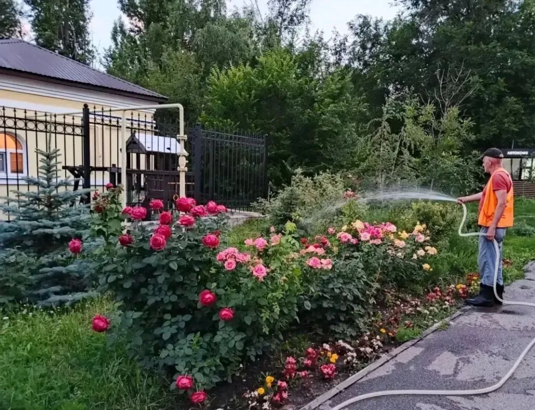 Продолжаются работы по благоустройству Продолжаются работы по благоустройству