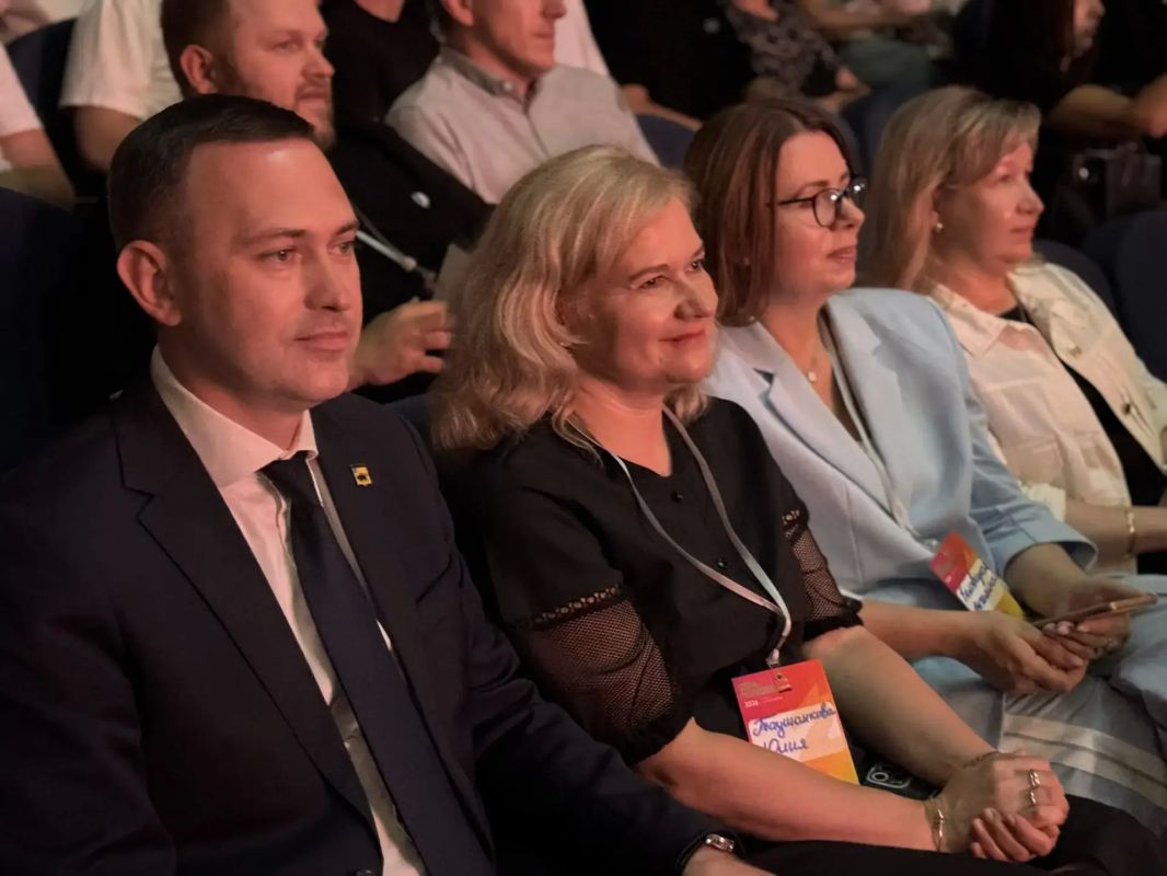 Сегодня вместе с председателем комитета молодёжной политики Саратовской области Ангелиной Беловицкой и председателем Собрания депутатов ЭМР Юлией Таушанковой принял участие в торжественном мероприятии, посвященном Дню... Сегодня вместе с председателем комитета молодёжной политики Саратовской области Ангелиной Беловицкой и председателем Собрания депутатов ЭМР Юлией Таушанковой принял участие в торжественном мероприятии, посвященном Дню...