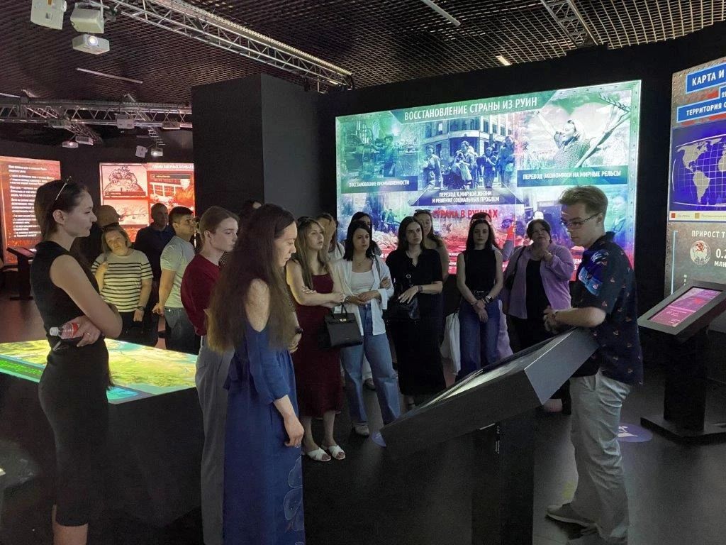 Прокуратура Саратовской области для слушателей межрегионального центра профессионального обучения прокурорских работников и федеральных государственных гражданских служащих организовала экскурсию в исторический парк «Россия... Прокуратура Саратовской области для слушателей межрегионального центра профессионального обучения прокурорских работников и федеральных государственных гражданских служащих организовала экскурсию в исторический парк «Россия...