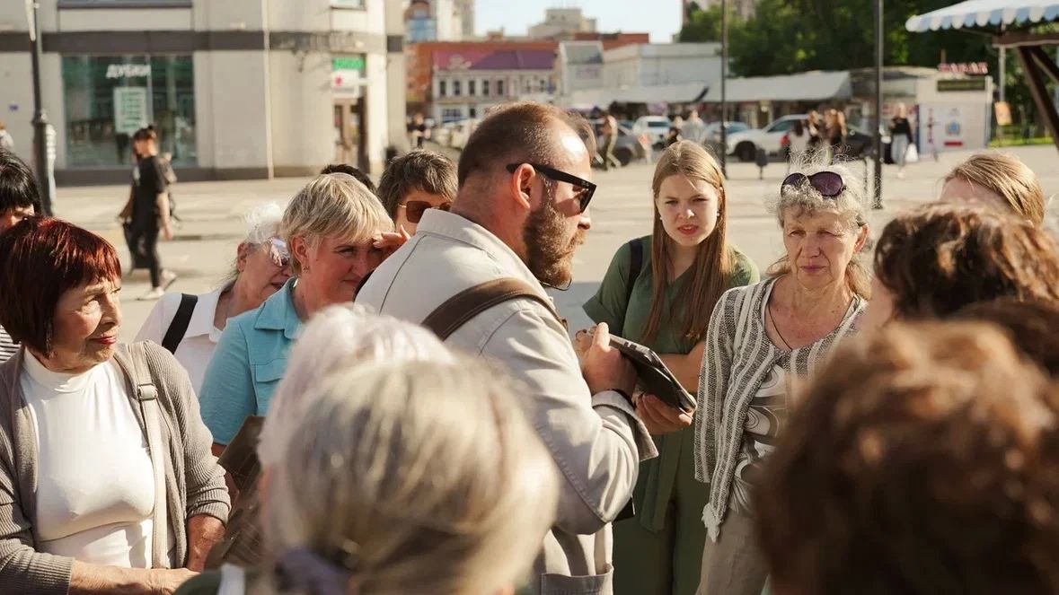 По следам прошлого. Городской центр имени П. А. Столыпина проводит увлекательные прогулки по городу Накануне прошли экскурсии «О купцах-чаеторговцах» и «История Саратовского Арбата»