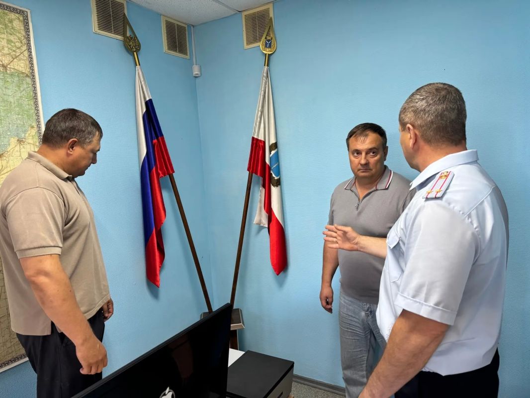 В рамках акции #ГражданскийМониторинг представители Общественного совета при городском управлении полиции Вячеслав Шаронов и Алексей Гаврилов посетили отдел по вопросам миграции ОП № 8 в составе УМВД России по городу... В рамках акции #ГражданскийМониторинг представители Общественного совета при городском управлении полиции Вячеслав Шаронов и Алексей Гаврилов посетили отдел по вопросам миграции ОП № 8 в составе УМВД России по городу...