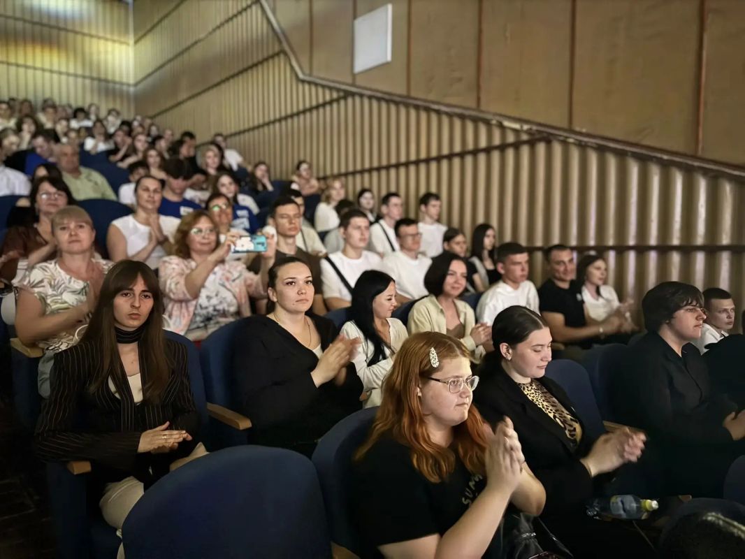 Сегодня вместе с председателем комитета молодёжной политики Саратовской области Ангелиной Беловицкой и председателем Собрания депутатов ЭМР Юлией Таушанковой принял участие в торжественном мероприятии, посвященном Дню... Сегодня вместе с председателем комитета молодёжной политики Саратовской области Ангелиной Беловицкой и председателем Собрания депутатов ЭМР Юлией Таушанковой принял участие в торжественном мероприятии, посвященном Дню...