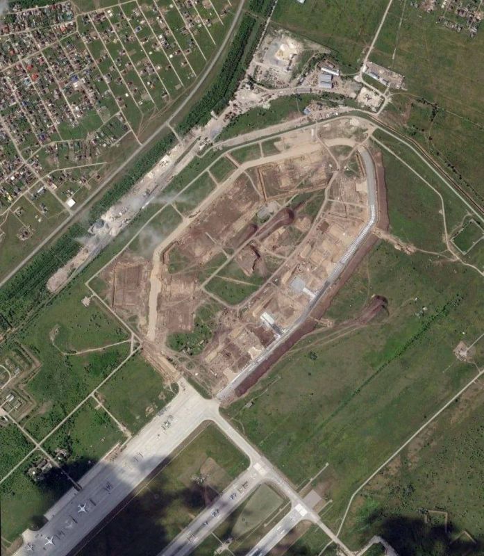 Новые спутниковые изображения, опубликованные Planet Labs, показывают, что ВКС России начали строительство защитных ангаров для своих стратегических бомбардировщиков Ту-95МС и Ту-160 на авиабазе Энгельс в Саратовской области Новые спутниковые изображения, опубликованные Planet Labs, показывают, что ВКС России начали строительство защитных ангаров для своих стратегических бомбардировщиков Ту-95МС и Ту-160 на авиабазе Энгельс в Саратовской области