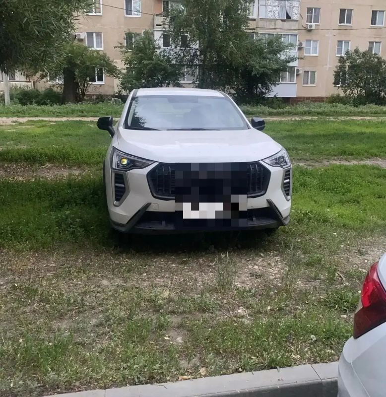 По фактам размещения автомобилей на зеленых зонах в Энгельсе возбуждено 22 административных дела По фактам размещения автомобилей на зеленых зонах в Энгельсе возбуждено 22 административных дела