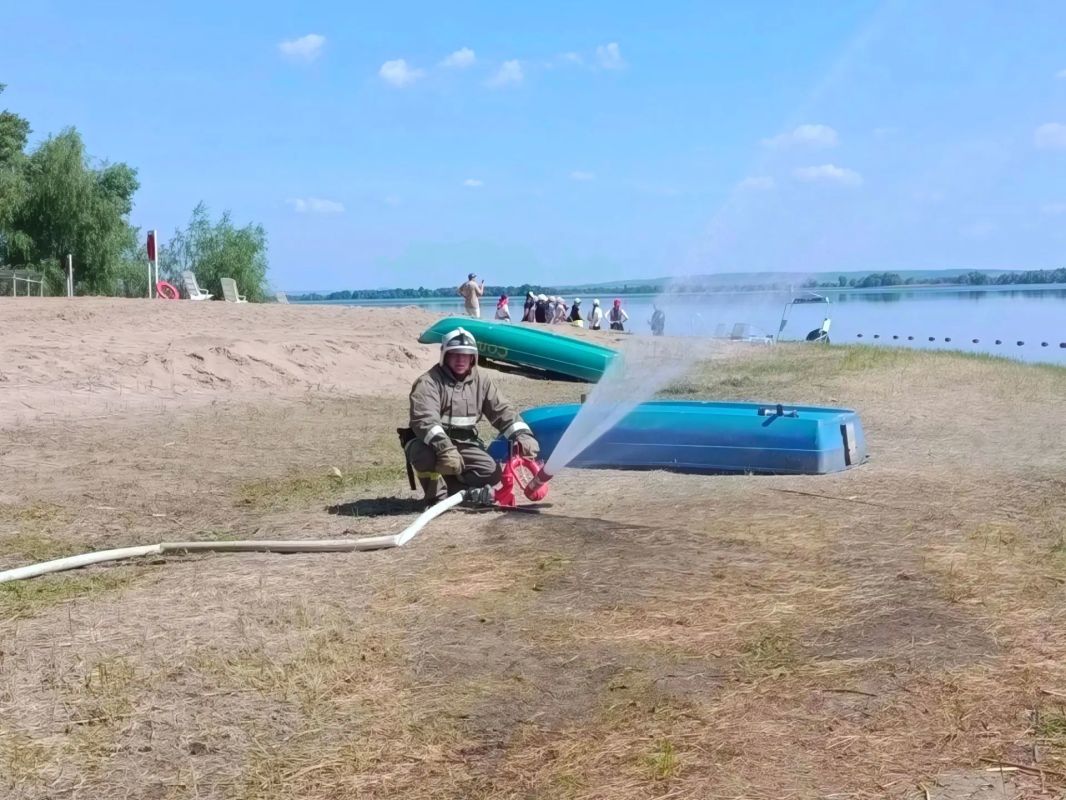 Безопасное лето: пожарные провели урок в детском лагере Безопасное лето: пожарные провели урок в детском лагере