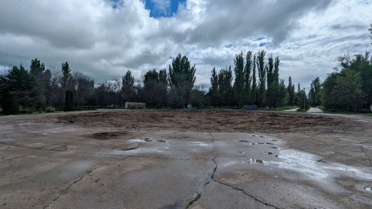В городском парке в 1-ом микрорайоне демонтировали сцену В городском парке в 1-ом микрорайоне демонтировали сцену