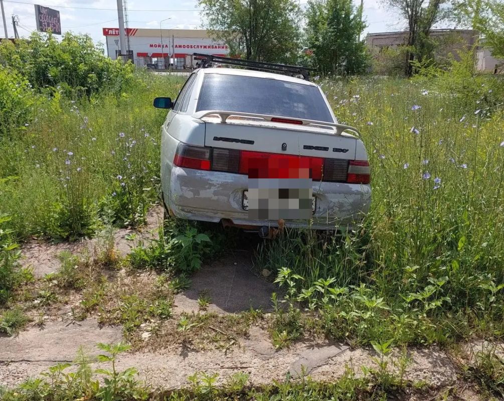 По фактам размещения автомобилей на зеленых зонах в Энгельсе возбуждено 14 административных дел По фактам размещения автомобилей на зеленых зонах в Энгельсе возбуждено 14 административных дел