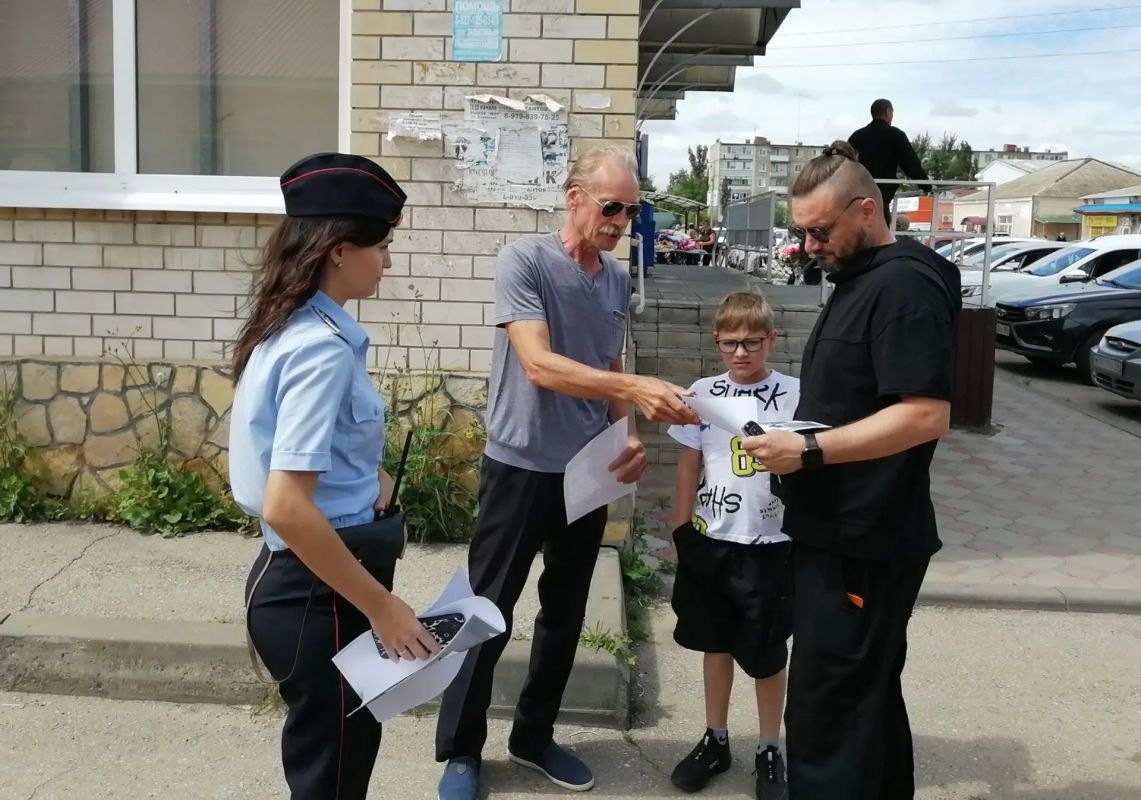 В Красном Куте полицейские и общественники в рамках акции #ТвояБезопасность провели профилактические беседы В Красном Куте полицейские и общественники в рамках акции #ТвояБезопасность провели профилактические беседы