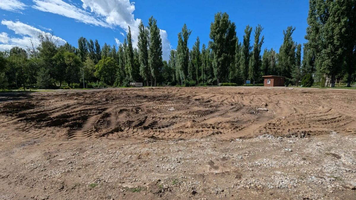 В городском парке в 1-ом микрорайоне демонтировали сцену В городском парке в 1-ом микрорайоне демонтировали сцену