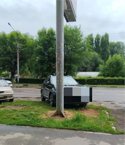 По фактам размещения автомобилей на зеленых зонах в Энгельсе возбуждено 14 административных дел