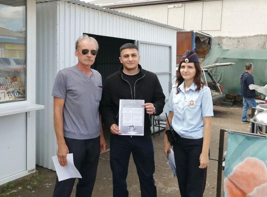 В Красном Куте полицейские и общественники в рамках акции #ТвояБезопасность провели профилактические беседы