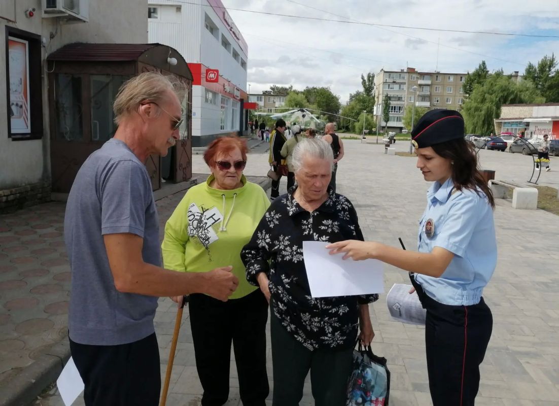 В Красном Куте полицейские и общественники в рамках акции #ТвояБезопасность провели профилактические беседы В Красном Куте полицейские и общественники в рамках акции #ТвояБезопасность провели профилактические беседы