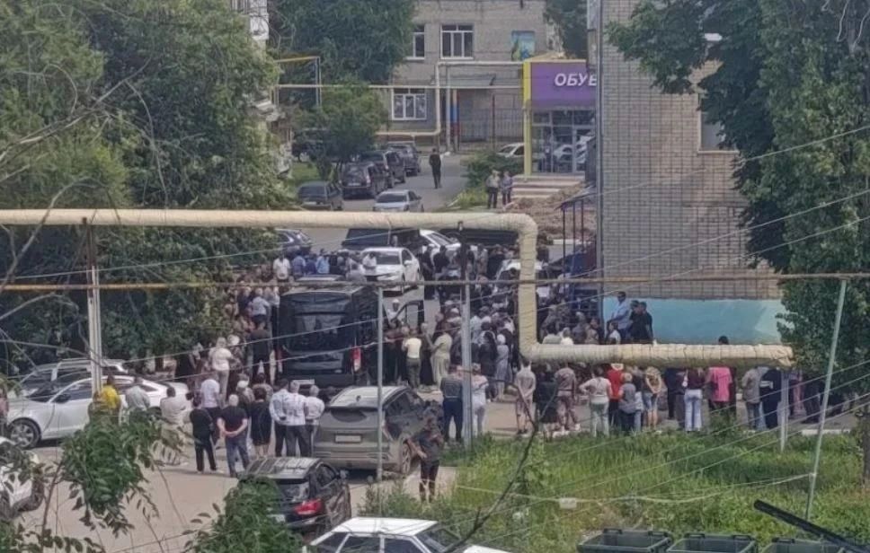 Житель Калининска устроил стрельбу из ружья по людям и скрылся