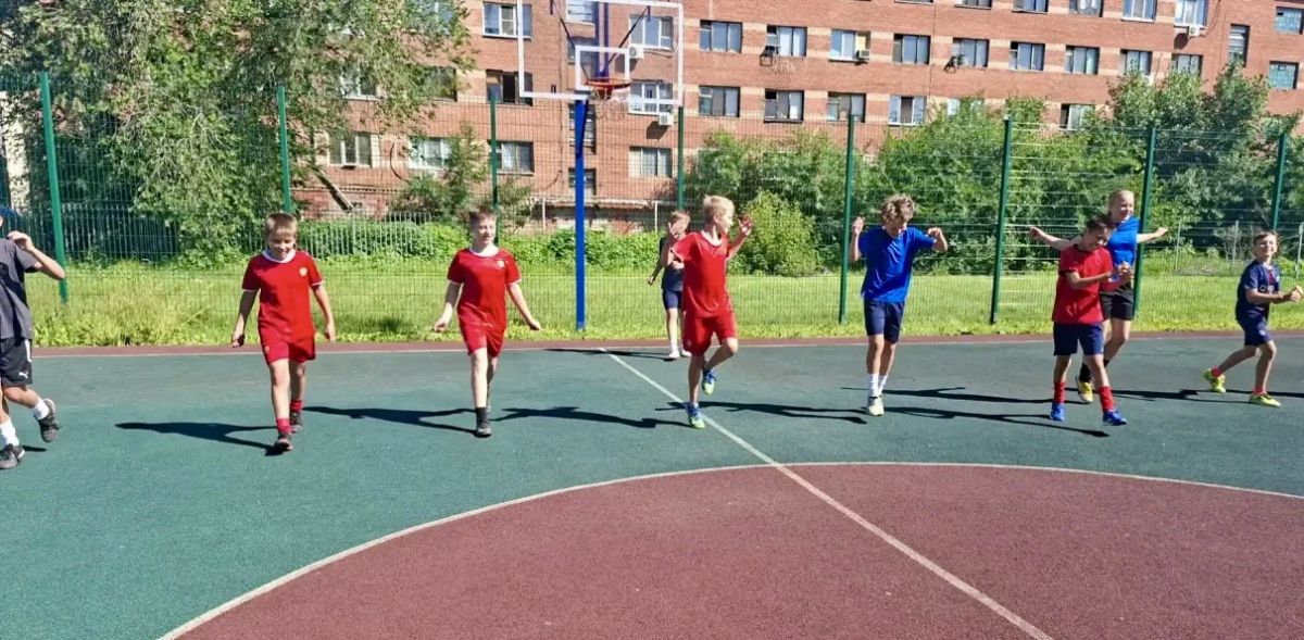 Утренняя тренировка в рамках программы «Дворовый тренер» — заряд энергии на весь день! Утренняя тренировка в рамках программы «Дворовый тренер» — заряд энергии на весь день!
