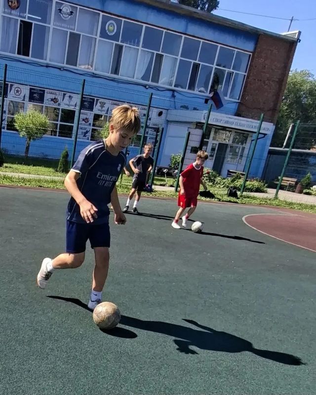 Утренняя тренировка в рамках программы «Дворовый тренер» — заряд энергии на весь день! Утренняя тренировка в рамках программы «Дворовый тренер» — заряд энергии на весь день!