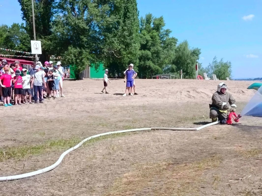 Безопасное лето: пожарные провели урок в детском лагере Безопасное лето: пожарные провели урок в детском лагере