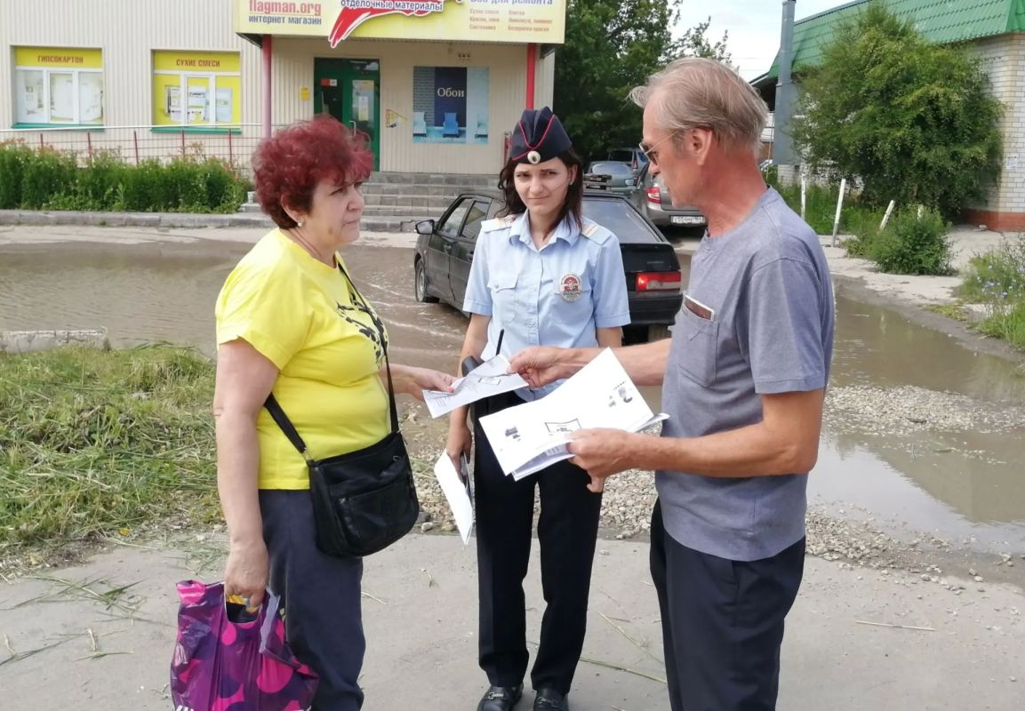 В Красном Куте полицейские и общественники в рамках акции #ТвояБезопасность провели профилактические беседы В Красном Куте полицейские и общественники в рамках акции #ТвояБезопасность провели профилактические беседы