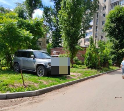 По фактам размещения автомобилей на зеленых зонах в Энгельсе возбуждено 14 административных дел По фактам размещения автомобилей на зеленых зонах в Энгельсе возбуждено 14 административных дел