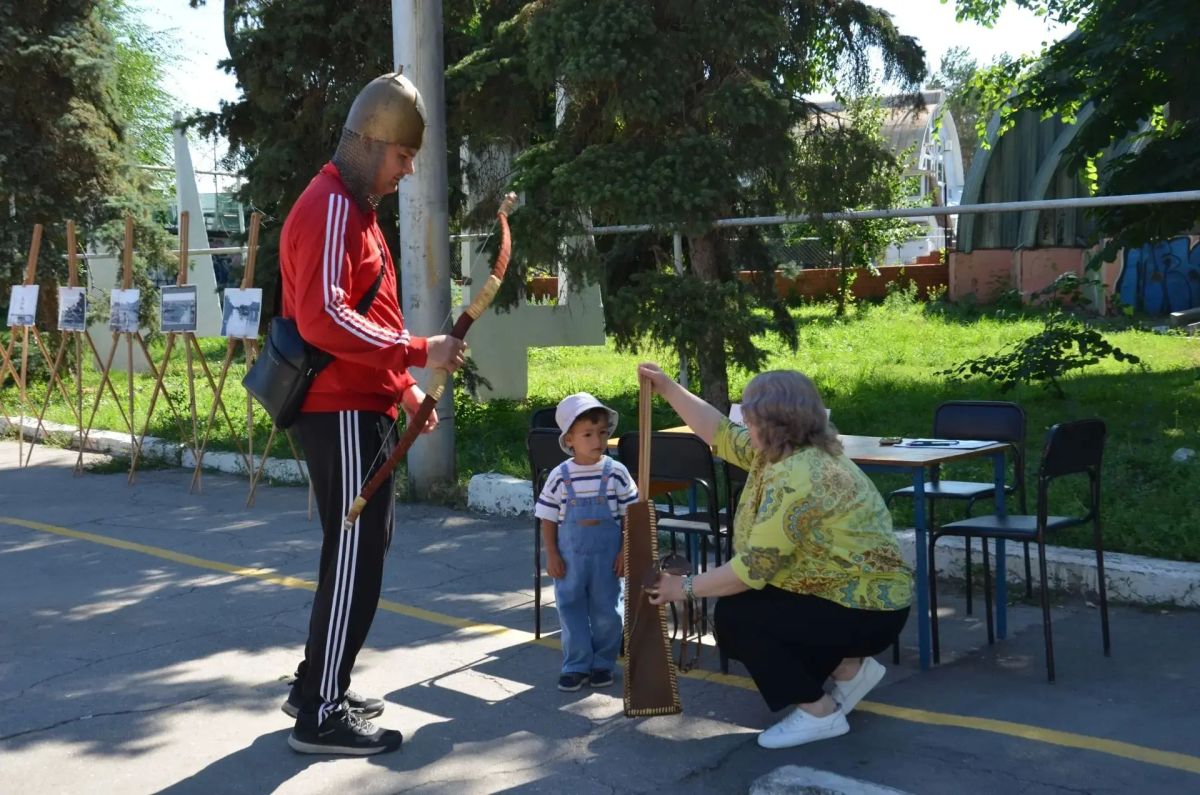 Сегодня жители и гости города Энгельса совершили увлекательный экскурс в историю нашего края в рамках еженедельного проекта «Музейный калейдоскоп» Сегодня жители и гости города Энгельса совершили увлекательный экскурс в историю нашего края в рамках еженедельного проекта «Музейный калейдоскоп»