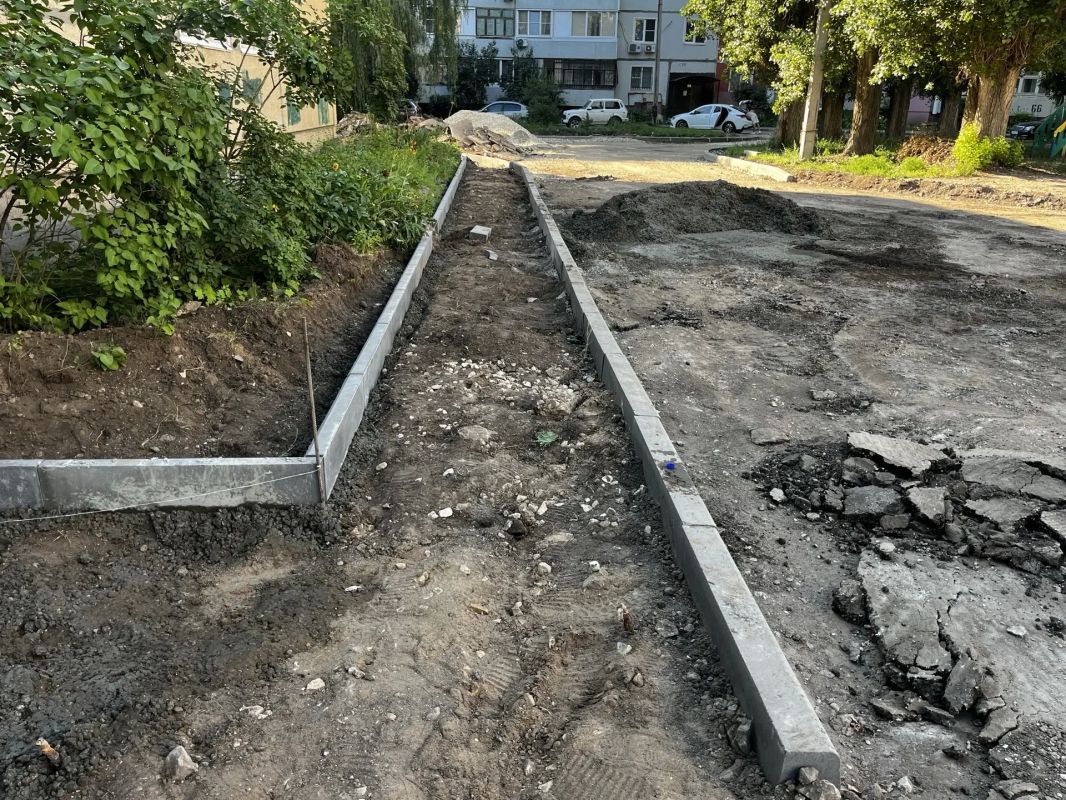 В Балаково территорию у станции скорой помощи начали приводить в порядок В Балаково территорию у станции скорой помощи начали приводить в порядок