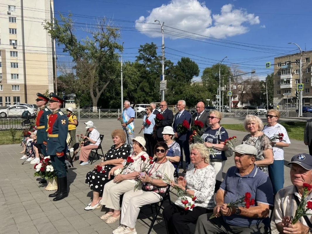 Традиционно в день годовщины присвоения Саратову почётного звания «Город трудовой доблести» у памятного знака проходит торжественное мероприятие Традиционно в день годовщины присвоения Саратову почётного звания «Город трудовой доблести» у памятного знака проходит торжественное мероприятие