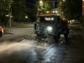 Уборка города. Коммунальные службы осуществляют уборку дорог и тротуаров, мойку остановок, уход за зелеными зонами, подбор мусора, а также ремонт дорожных знаков и ограждений
