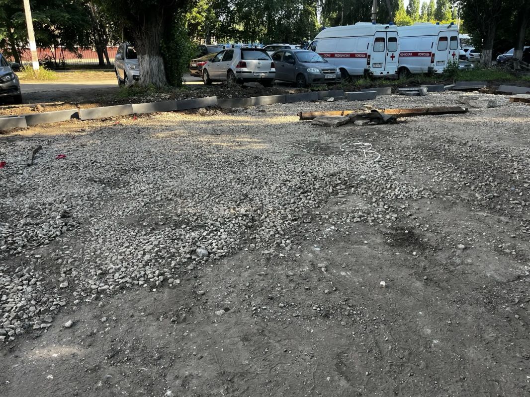 В Балаково территорию у станции скорой помощи начали приводить в порядок В Балаково территорию у станции скорой помощи начали приводить в порядок