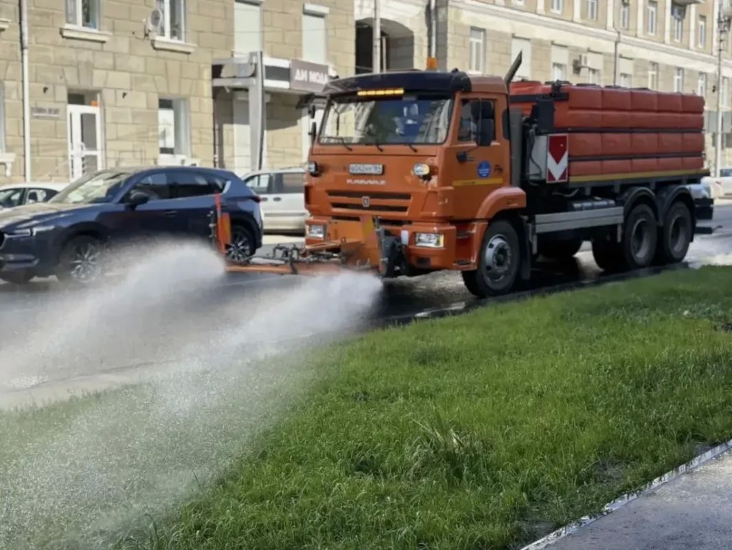 Уборка города. Коммунальные службы осуществляют уборку дорог и тротуаров, мойку остановок, уход за зелеными зонами, подбор мусора, а также ремонт дорожных знаков и ограждений Уборка города. Коммунальные службы осуществляют уборку дорог и тротуаров, мойку остановок, уход за зелеными зонами, подбор мусора, а также ремонт дорожных знаков и ограждений