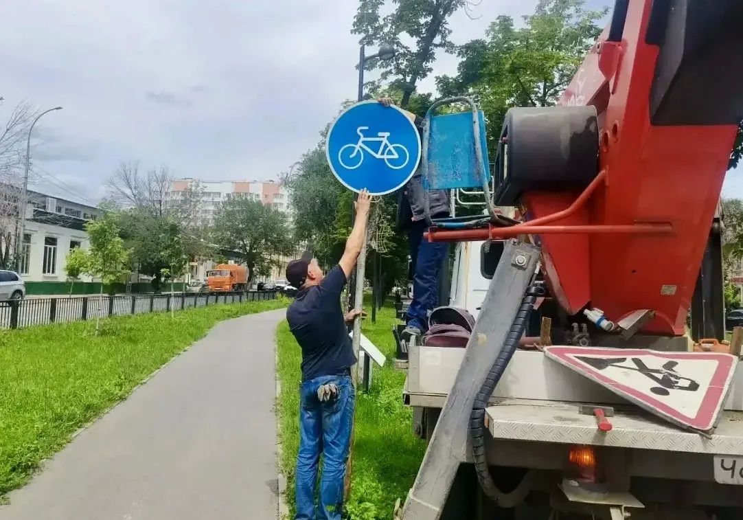 Уборка города. Коммунальные службы осуществляют уборку дорог и тротуаров, мойку остановок, уход за зелеными зонами, подбор мусора, а также ремонт дорожных знаков и ограждений Уборка города. Коммунальные службы осуществляют уборку дорог и тротуаров, мойку остановок, уход за зелеными зонами, подбор мусора, а также ремонт дорожных знаков и ограждений