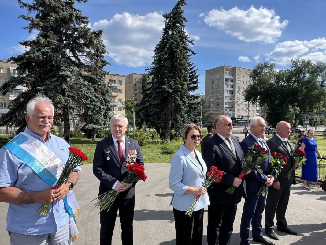 Традиционно в день годовщины присвоения Саратову почётного звания «Город трудовой доблести» у памятного знака проходит торжественное мероприятие Традиционно в день годовщины присвоения Саратову почётного звания «Город трудовой доблести» у памятного знака проходит торжественное мероприятие