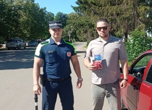 В Ртищево госавтоинспекторы в преддверии профессионального праздника провели акцию #ПравилаНеНарушай В Ртищево госавтоинспекторы в преддверии профессионального праздника провели акцию #ПравилаНеНарушай