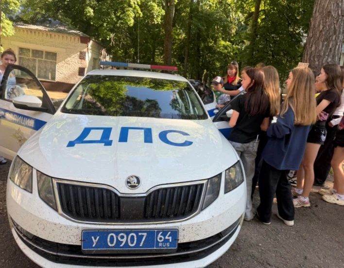 В рамках Всероссийской акции #КаникулысОбщественнымСоветом полицейские совместно с председателем Общественного совета при МО МВД России «Базарно-Карабулакский» Александром Сергушовым побывали в загородном лагере детского... В рамках Всероссийской акции #КаникулысОбщественнымСоветом полицейские совместно с председателем Общественного совета при МО МВД России «Базарно-Карабулакский» Александром Сергушовым побывали в загородном лагере детского...