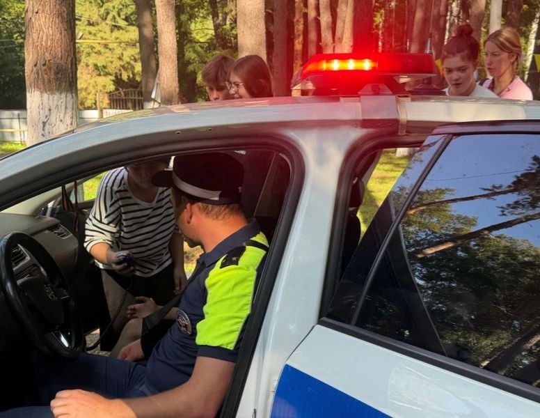 В рамках Всероссийской акции #КаникулысОбщественнымСоветом полицейские совместно с председателем Общественного совета при МО МВД России «Базарно-Карабулакский» Александром Сергушовым побывали в загородном лагере детского... В рамках Всероссийской акции #КаникулысОбщественнымСоветом полицейские совместно с председателем Общественного совета при МО МВД России «Базарно-Карабулакский» Александром Сергушовым побывали в загородном лагере детского...
