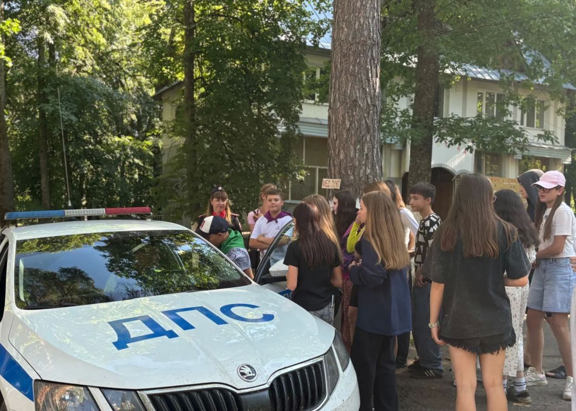 В рамках Всероссийской акции #КаникулысОбщественнымСоветом полицейские совместно с председателем Общественного совета при МО МВД России «Базарно-Карабулакский» Александром Сергушовым побывали в загородном лагере детского... В рамках Всероссийской акции #КаникулысОбщественнымСоветом полицейские совместно с председателем Общественного совета при МО МВД России «Базарно-Карабулакский» Александром Сергушовым побывали в загородном лагере детского...