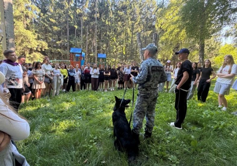 В рамках Всероссийской акции #КаникулысОбщественнымСоветом полицейские совместно с председателем Общественного совета при МО МВД России «Базарно-Карабулакский» Александром Сергушовым побывали в загородном лагере детского... В рамках Всероссийской акции #КаникулысОбщественнымСоветом полицейские совместно с председателем Общественного совета при МО МВД России «Базарно-Карабулакский» Александром Сергушовым побывали в загородном лагере детского...