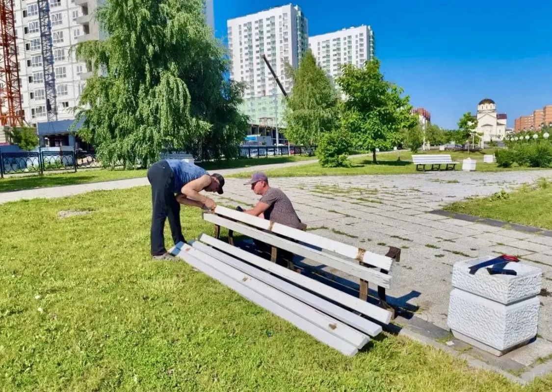 Уборка города. Коммунальные службы осуществляют уборку дорог и тротуаров, мойку остановок, уход за зелеными зонами, подбор мусора, а также ремонт дорожных знаков и ограждений Уборка города. Коммунальные службы осуществляют уборку дорог и тротуаров, мойку остановок, уход за зелеными зонами, подбор мусора, а также ремонт дорожных знаков и ограждений